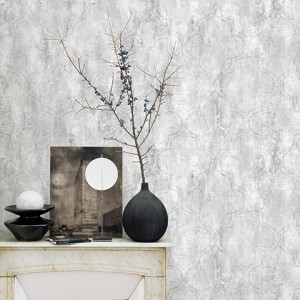 Schwarz-weiß Arrangement mit Vase und Kunstobjekt auf Kaminsims vor weißer Wand
